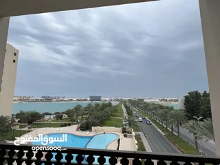  24 للبيع العاجل  شقة مجددة 3 غرف + غرفة خادمة  دخول مباشر للشاطئ