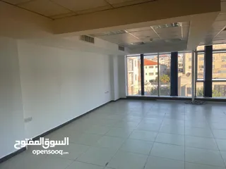  9 مكتب مميز مشطب ومصمم داخلي جلهز في منطقة قرب مكة مول