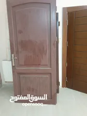  3 ابواب خشبية وأبواب المنيوم داخلية معروضة للبيع بحالة ممتازة.. تم تنزيل السعر للابواب. الباب بسعر 40