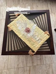  1 طاولة وسط خشب وزجاج بتصميم هندسي فاخر – بحالة ممتازة – 94×94 سم