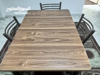  4 طاولة سفرة صغيرة أو مطبخ مع أربع كراسي بحال الجديد