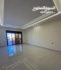  3 شبه ارضي مع ترس و مدخل  في الجبيهة قرب مسجد جبران بتشطيب فندقي مع تدفئة راكبة