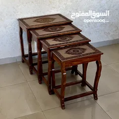  2 طقم صالون 3 قطع، سيرفر للمدخل، طقم طاولات سيرفر، طاولة تلفزيون، و وحدة رفوف للبيع