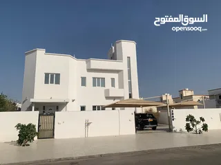  6 فيلا + شقة علويه للبيع بمواصفات راقيه في منطقة المعبيلة السابعة