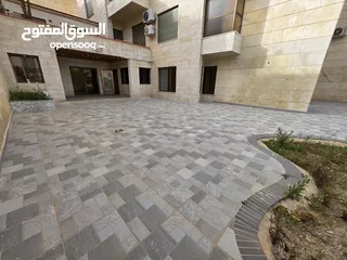  27 شقة ملوكية بإطلالة خلابة جدا أحكام خاصة أ مساحة داخلية وخارجية. 660 متر مربع أكبر مساحة لشقة