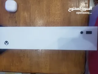  5 اكس بوكس سيريس اس مستعمل بحالة الجديد ما فيه خدش ويد سيريس اكس وبطارية قابلة للشحن مع كامل اسلاكه
