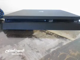  2 بلاي ستيشن 4 مع يدتين لا سلكية نخب  و سلكية أصلية مع كامل الأسلاك بحالة ممتازة مستعمل ثلاثه اشهر