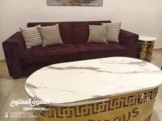  18 جلسة فاخرة بتصميم عصري وألوان ملكية! طقم كنب متكامل باللون العنابي الغني، قماش مخملي ناعم ومريح