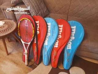  1 مضارب تنس ارضي جديده للبيع بحاله ممتازه جدا وماركات