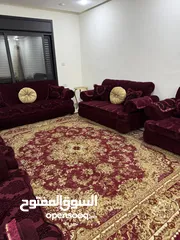  5 طقم كنب 9 مقاعد لون خمري مع سجادة بحالة ممتازة