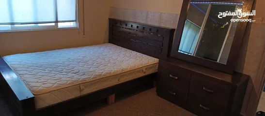  3 تخت كوين مع ملحق ومرايه