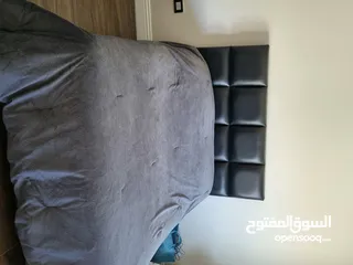  1 تخت كوين سايز (قياس 150*200) راسية جلد مع الفرشة عالية بحالة ممتازة للبيع