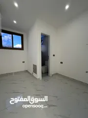  11 شقة طابقية شبه ارضي مع ترس مساحة داخلية 248 متر ومساحة ترس 100 متر باجمل مناطق الجبيهة