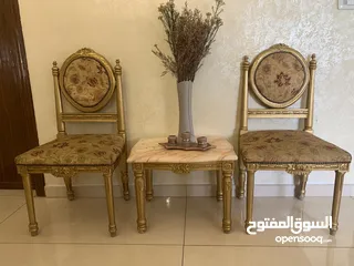  9 طقم جلوس حفر مكون من ثلاثية وأربع مفرد وطاولة نص وثلاث طربيزات رخام روزا إيطالي وانتريه كرسيين