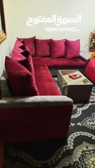  4 للبيع بداعي السفر طقم كورنر مستعمل بحالة الجديد  خشب تنجيد فخم خمري وسلفر مع  طاولة وسط تصميم راقي