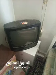  2 تلفزيون عدد 2 للبيع وطاولة