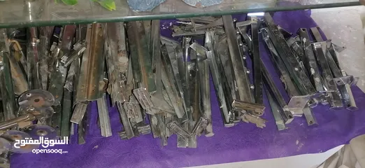  8 اثاث محل تجاري رفوف سكريت مقاسات مختلفه وزوايا وستاندات وحمالات نثريات مختلفه