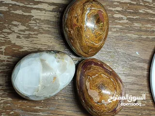  2 احجار  قديمة ونادرة جدا على شكل بيضة للبيع