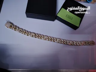  4 قلاده أمازون