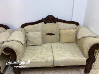  4 طقم كنب للبيع  مع كرسسين زان مع طاوله داءريه