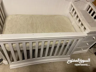  1 سرير اطفال / كنباية اطفال