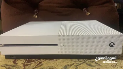  1 حالة ممتازة جدا Xbox one s للبيع حالة ممتازه جاي من بره مصر معاه 2 دراع اصلي الاسود والابيض  4 العاب