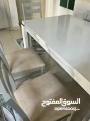  2 طاولة طعام وكنبات