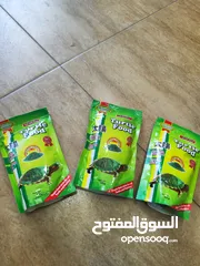  3 طعام سلاحف ، باللحوم النقية ، يقدم كما هو للسلاحف البرمائية