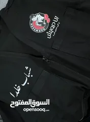  4 تيشرت طباعة وبلايز وجاليهات طواقي مع شعار تطريز