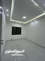  3 شبه ارضي 130 متر مع ترس 90 متر خلف جامعة البتراء في البنيات طريق المطار
