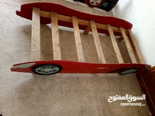  15 تختين على شكل هيكل سيارة مستعملة للبيع