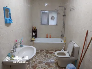 10 بيت مستقل للايجار 130 متر خمس غرف ومطبخ وحمام لديه برنده كبيره حوله شجر مثمر والمنطقه هادئة 140دينار