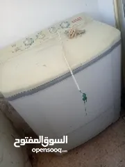  1 غساله حوضين  بحاله ممتازه نوع فرش للبيع بسبب التغيير موجوده بالزرقاء الجديده انباعت الغساله الله جبر