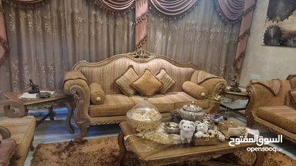 1 طقم كنب وطقم طاولات وسط وطقم طاولات سيرفس و برادي للبيع بسعر مغري جميع الاثاث تفصيل لا يوجد اي كسر