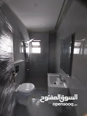  8 الجندويل 125م وتراس امامي وحديقة جانبيه وتراس خلفي وكراج خاص
