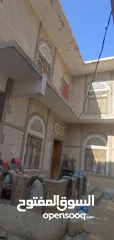  1 ب 180مليون فقط للبيع فلة في اقوي مكان في صنعاء في الحي السياسي الفله 8 لبن حررر  دورين حجر