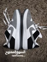  1 حذاء نايك Air Force أنيق - رمادي وأبيض، مقاس مريح وحالة ممتازة!"