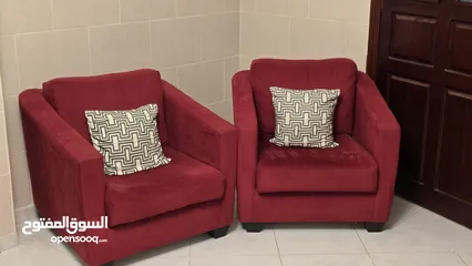  4 2 كنباي مفردات (مقعدين) 60 دينار لون خمري مميز (بحالة الوكالة) قابل للتفاوض