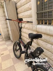  1 بسكليت كهربا عليها صنبرصات أمامي ووسط
