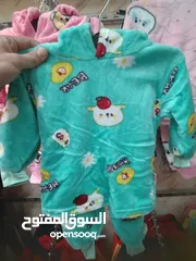  2 تصفية ع بظاعة المحل ملابس اطفال وبلاطين جينز شبابي  ورفوف وعمدان وستاندات وكانتر وطاولة مكتب