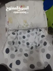  1 مقعد اطفال ماركا شبه جديد مع جيب لمستلزمات البيبي للبيع ثابت وهزاز
