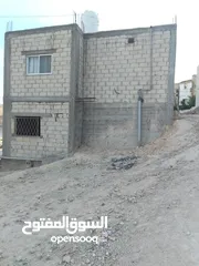  1 بيت للبيع الزرقاء جبل الأمير حمزة مكون من طابقين مساحة الطابق الاول 120م مساحة الطابق الارضي قوشان م