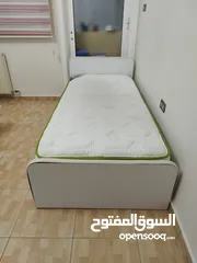  3 تخت خشب لاتيه مفرد ملبس فرومايكا  مع فرشه شبه جديده فقط 65 دينار
