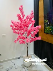  2 ديكور فاخر يضفي لمسة من الهدوء والجمال على المكان شجرة الكرز الصناعية بتفاصيل دقيقة وألوان وردية .