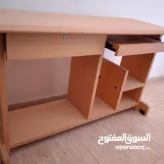  1 طاولة كمبيوتر