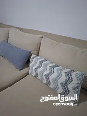  8 كنب زاوية أنيق مكوّن من 4 قطع بلون بيج راقٍ، تصميم مريح وعصري، خشب ثقيل وجودة عالية، بحالة ممتازة