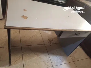  2 طاوله مكتب مرتبه وبتنفع لدراسه