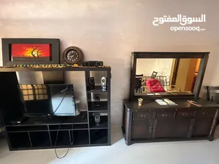  1 طاولة تلفاز + البوفيه بسعر 35 دينار