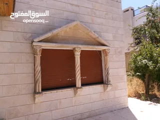  1 شبابيك المنيوم و ابواب و تراس خارجي وأبواب خشب داخليه وخارجية وأبواب حديد  رئيسية..