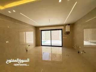  5 شقة لقطة للبيع شبه أرضي شارع المطار النخيل  شبه ارضي مساحة 183م وترس خارجي 170 م ومسبح خاص وكراج خاص